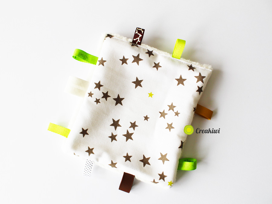 Doudou étiquettes vert et marron Creakiwi