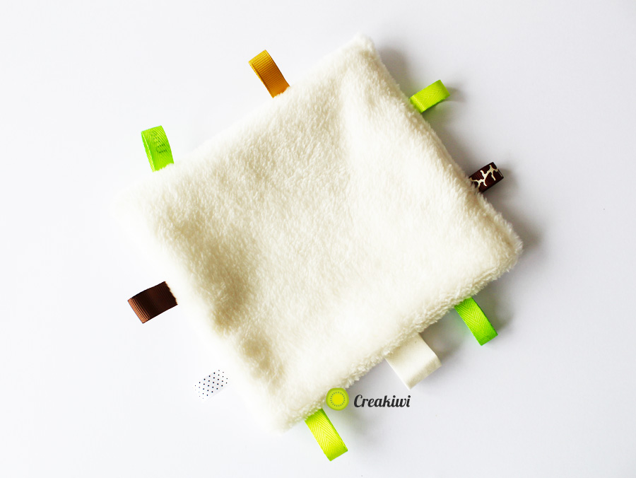 Doudou étiquettes vert et marron Creakiwi