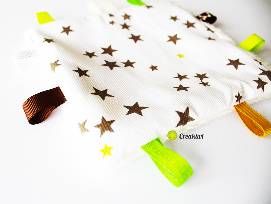 Doudou étiquettes vert et marron Creakiwi