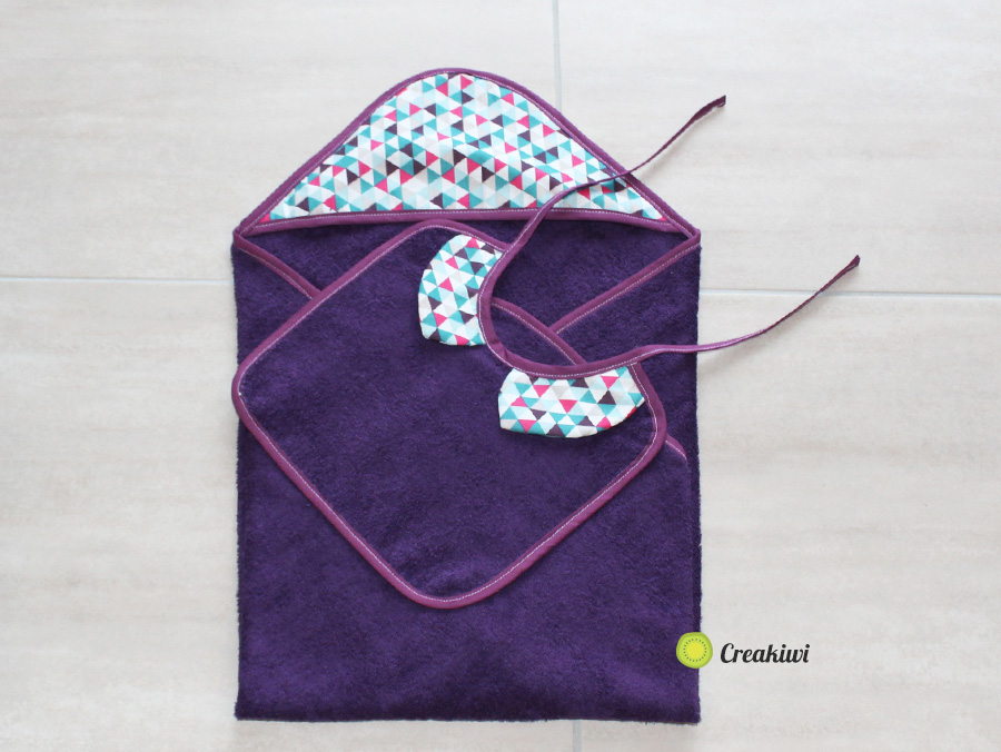 Couture Pack naissance cadeau, bavoir col claudine et sortie de bain violette - Creakiwi