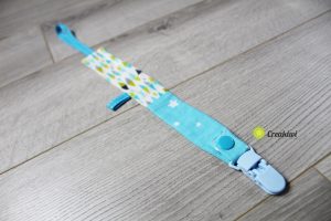 Attache tétine avec pince en plastique bleu