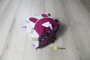 Dé d'éveil violet avec étiquettes - Creakiwi