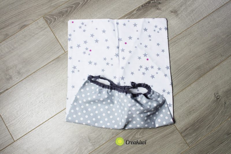 Serviette élastiquée en tissu coton gris à pois et étoiles