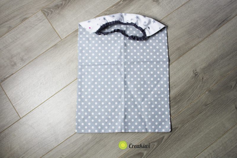 Serviette élastiquée en tissu coton gris à pois et étoiles