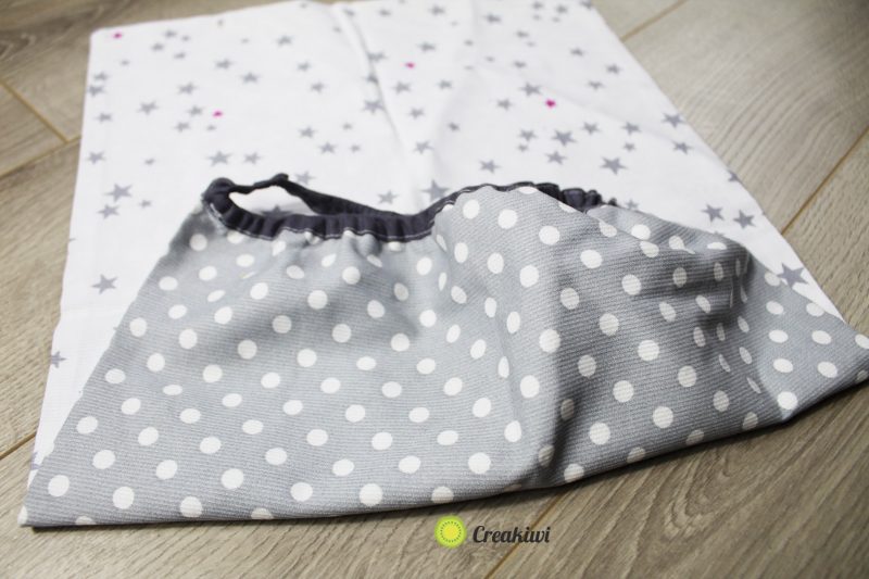 Serviette élastiquée en tissu coton gris à pois et étoiles