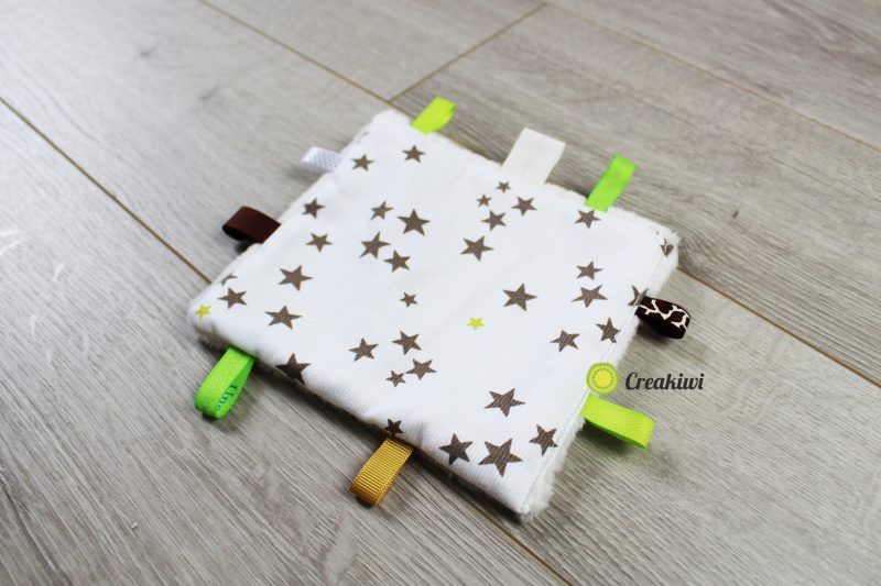 Doudou plat étiquettes forêt de nuit - Creakiwi
