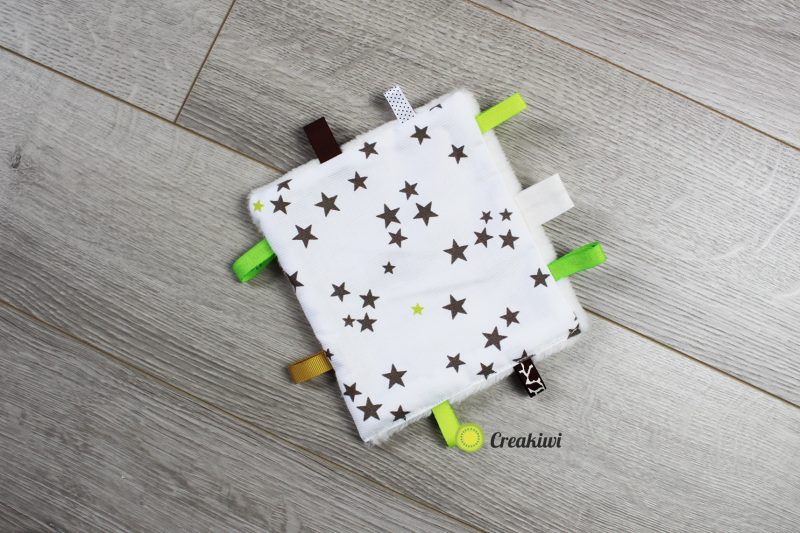 Doudou plat étiquettes forêt de nuit - Creakiwi