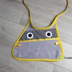 Bavoir curioso gris et jaune
