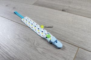 Attache tétine gouttes avec pince en plastique bleu