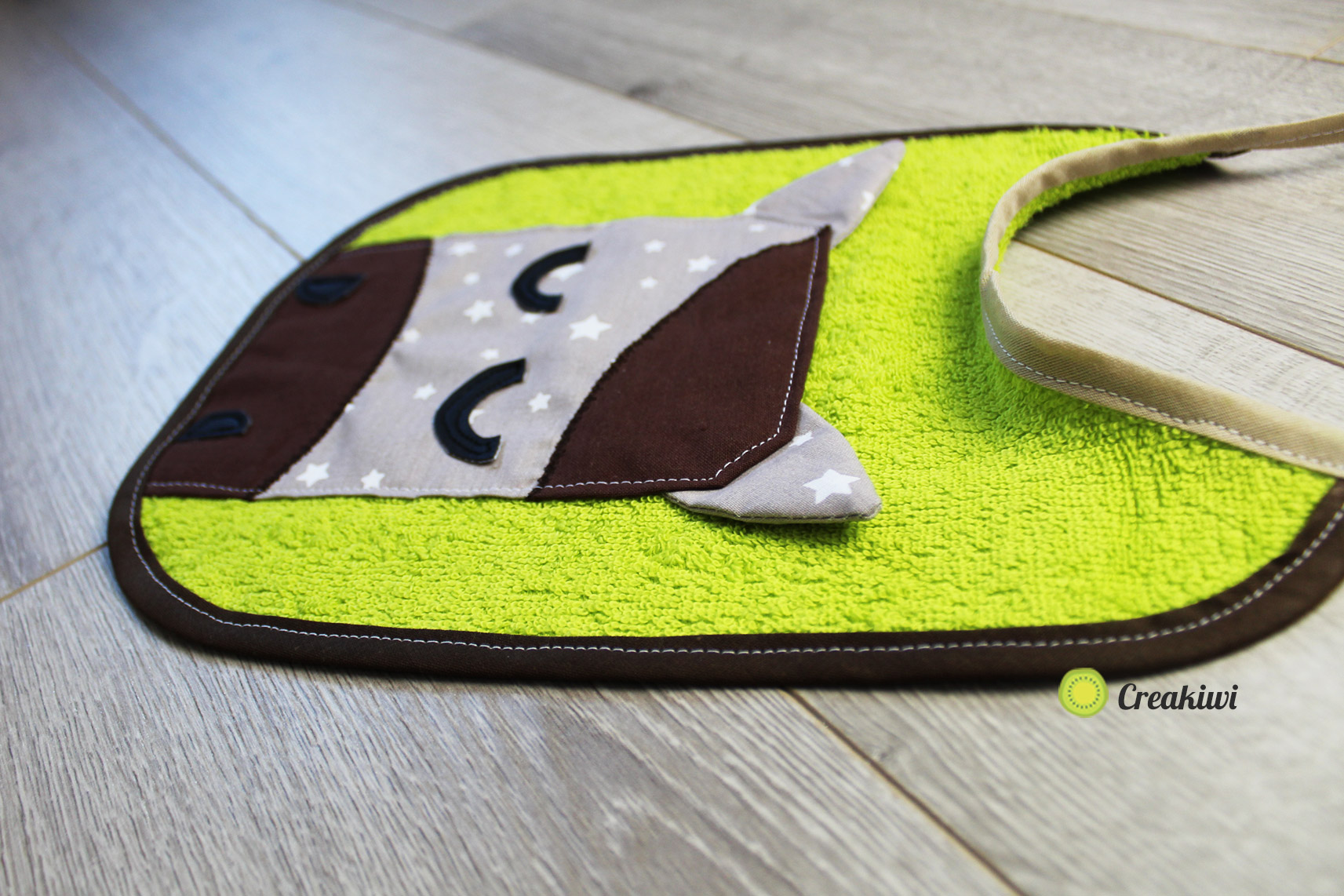 Le bavoir cheval dans la prairie