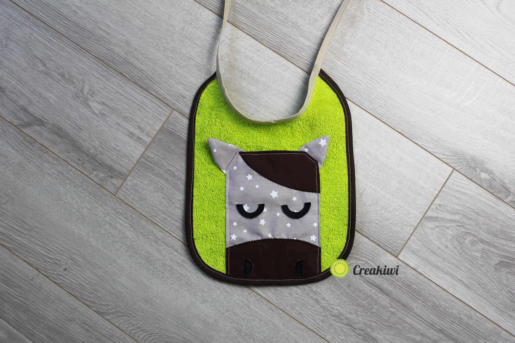 Le bavoir cheval dans la prairie