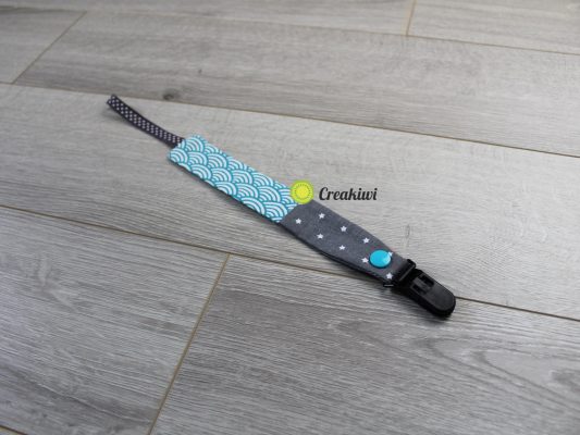 Attache tétine bleu motif rêve avec pince en plastique noir