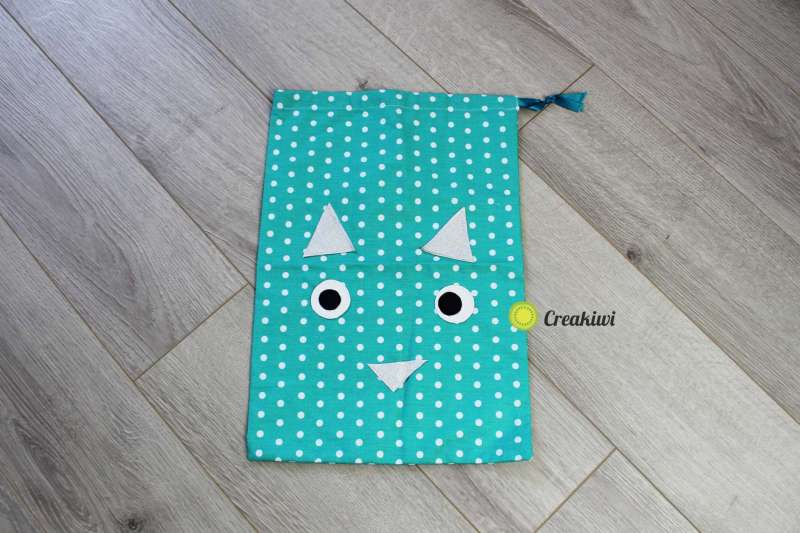 Pochon avec lien resserrable motif bleu chat