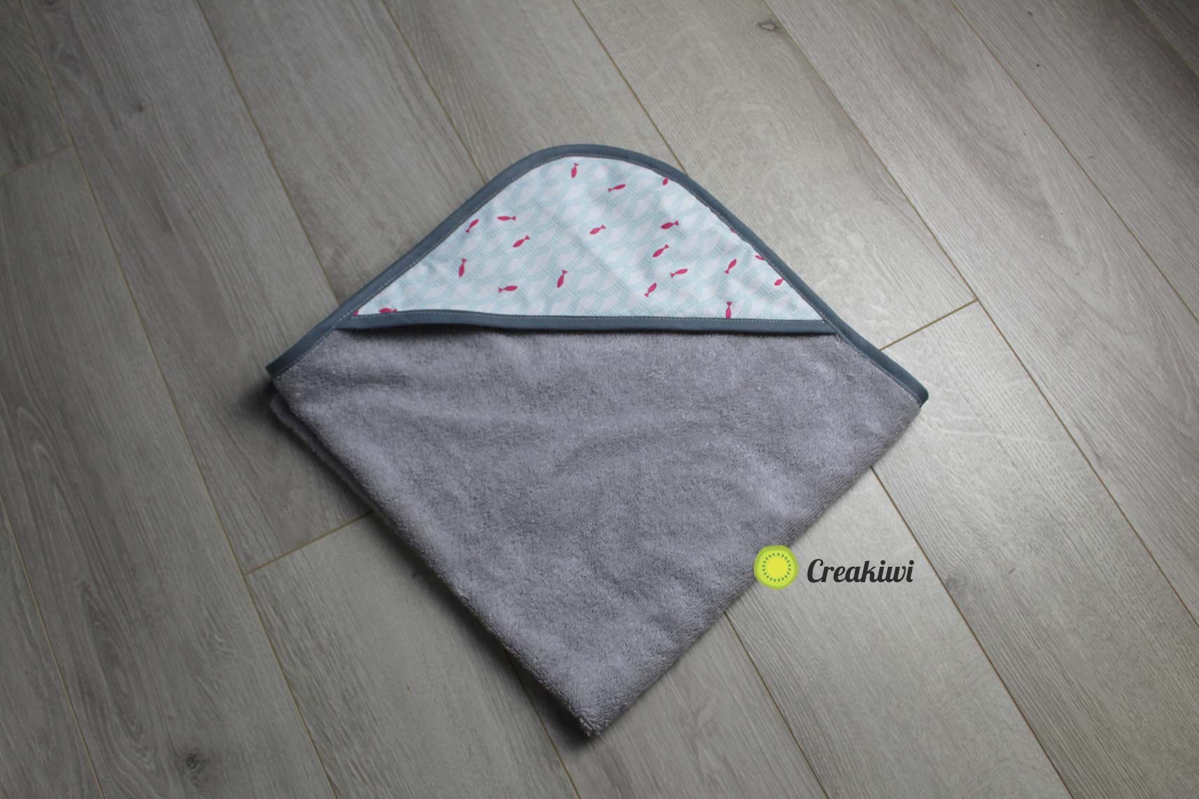 Cape de bain grise motifs poissons rouges Creakiwi