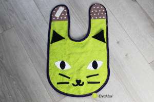 Un bavoir XXL en chat pour grand gourmand