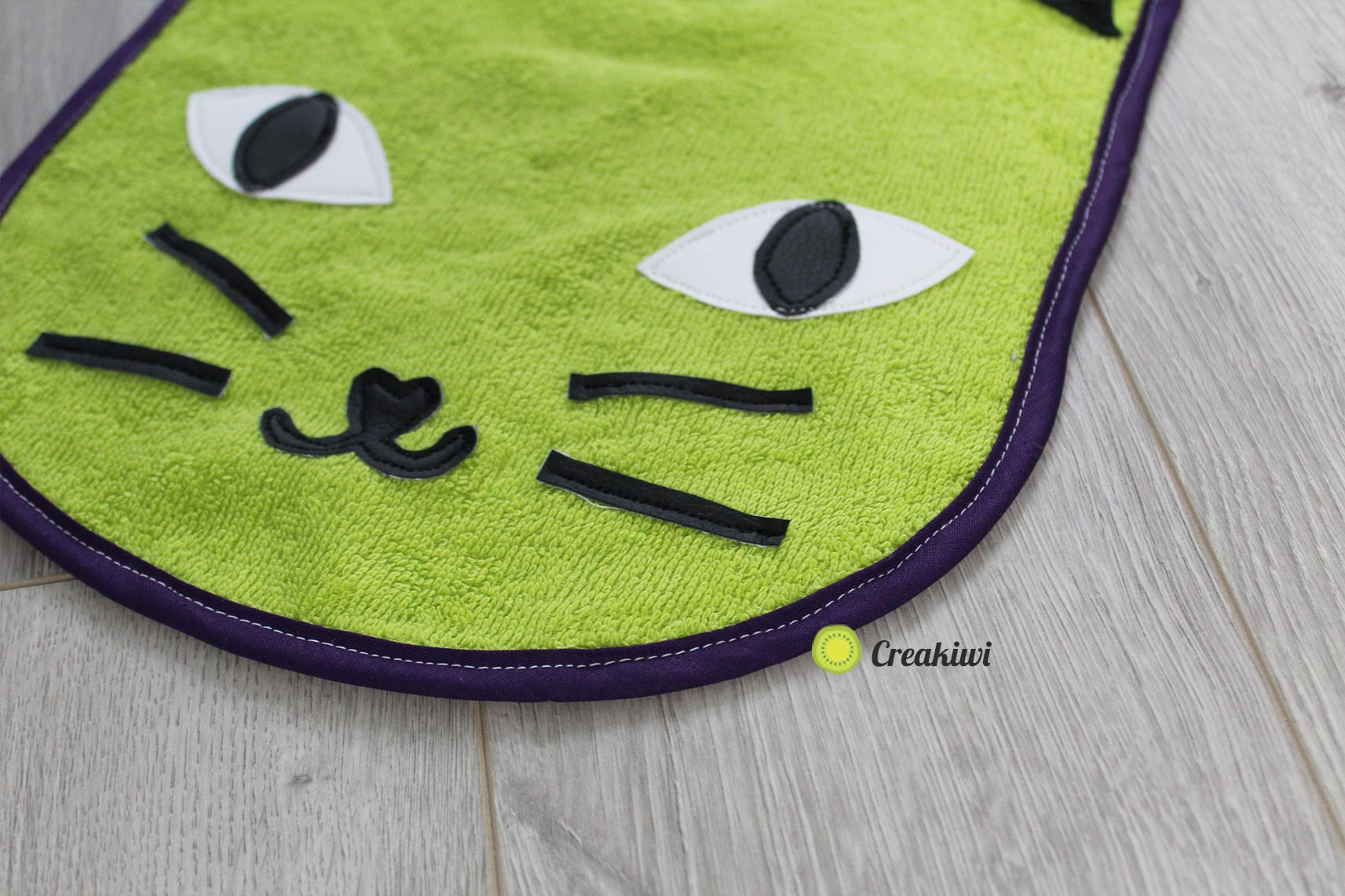 Un bavoir XXL en chat pour grand gourmand