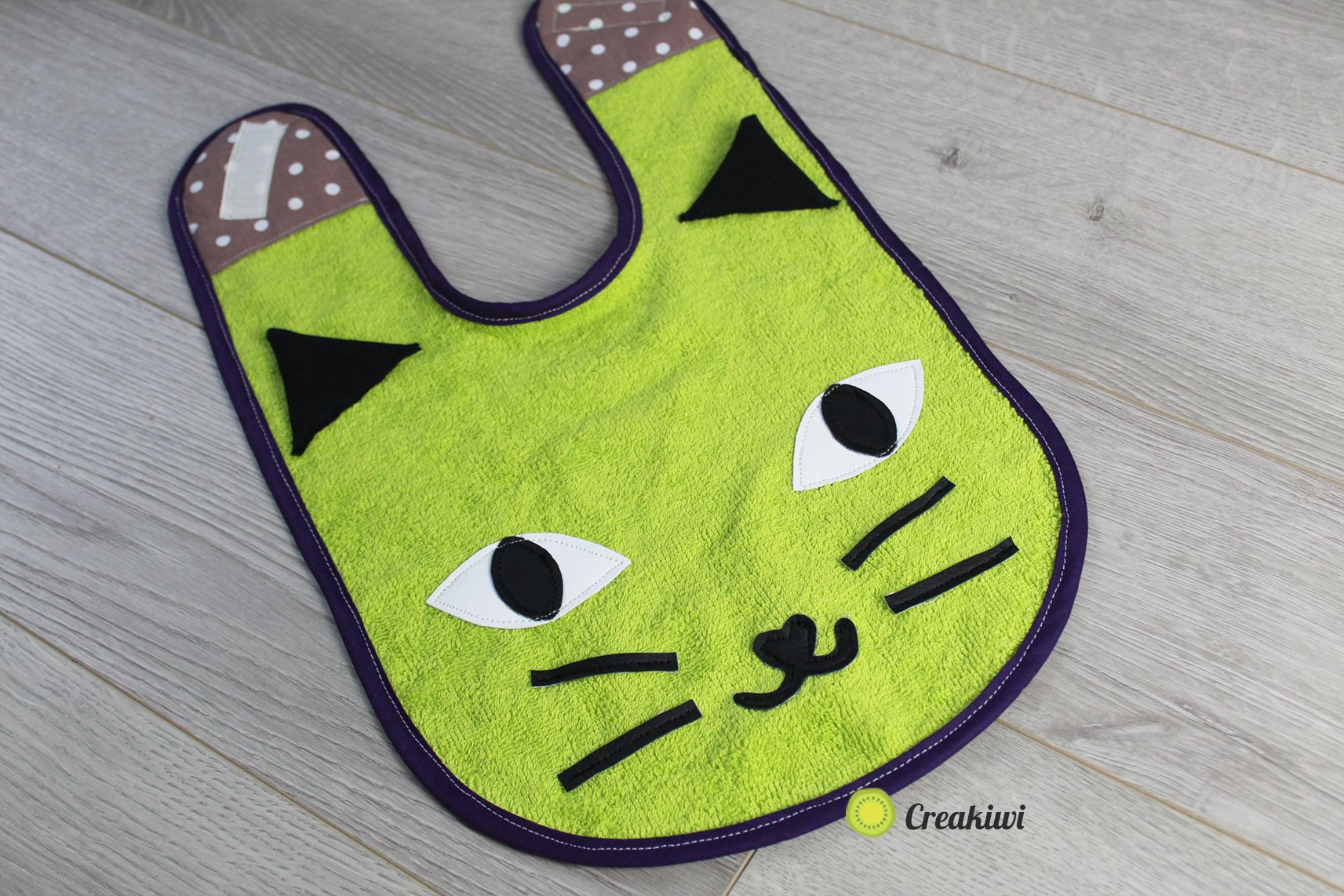 Un bavoir XXL en chat pour grand gourmand