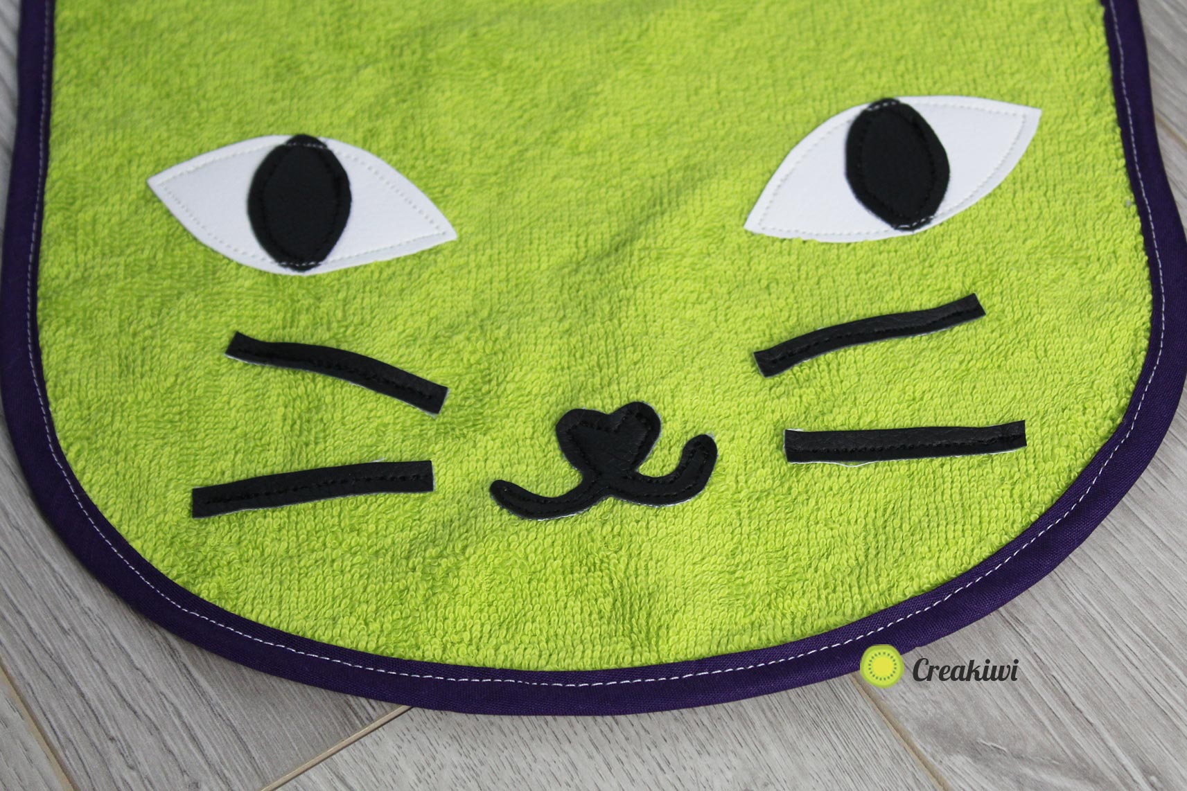 Un bavoir XXL en chat pour grand gourmand