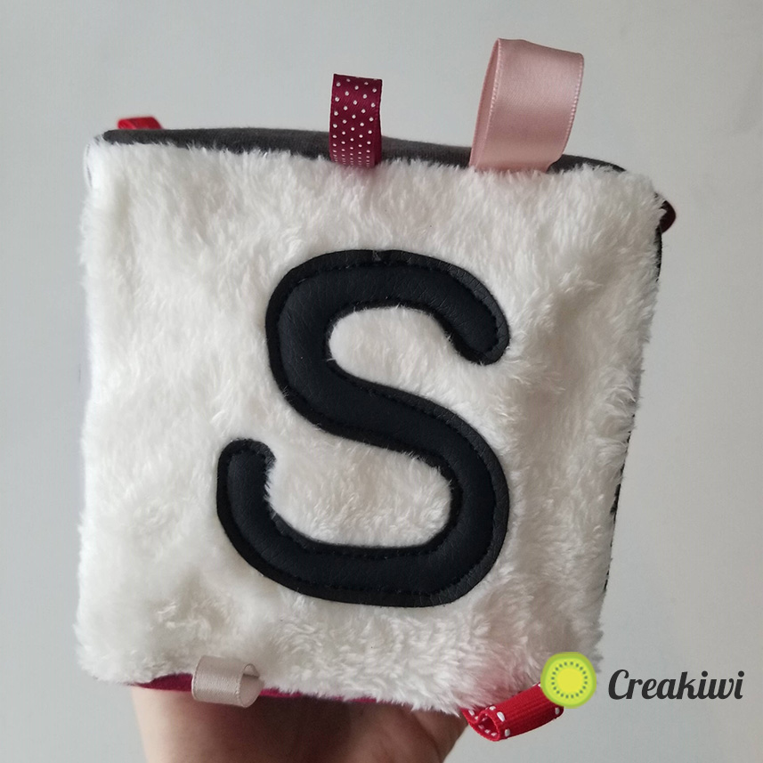 Un dé d'éveil personnalisé avec les initiales des parents