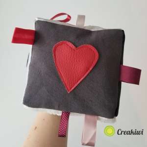 Un dé d'éveil personnalisé avec les initiales des parents