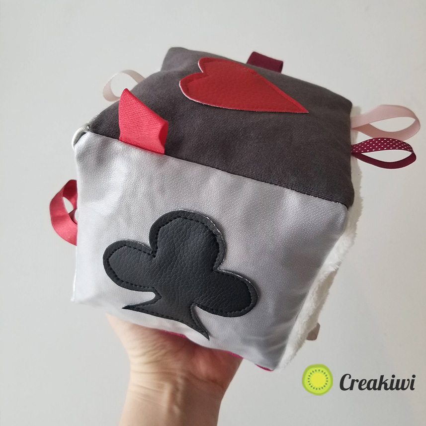 Un dé d'éveil personnalisé avec les initiales des parents