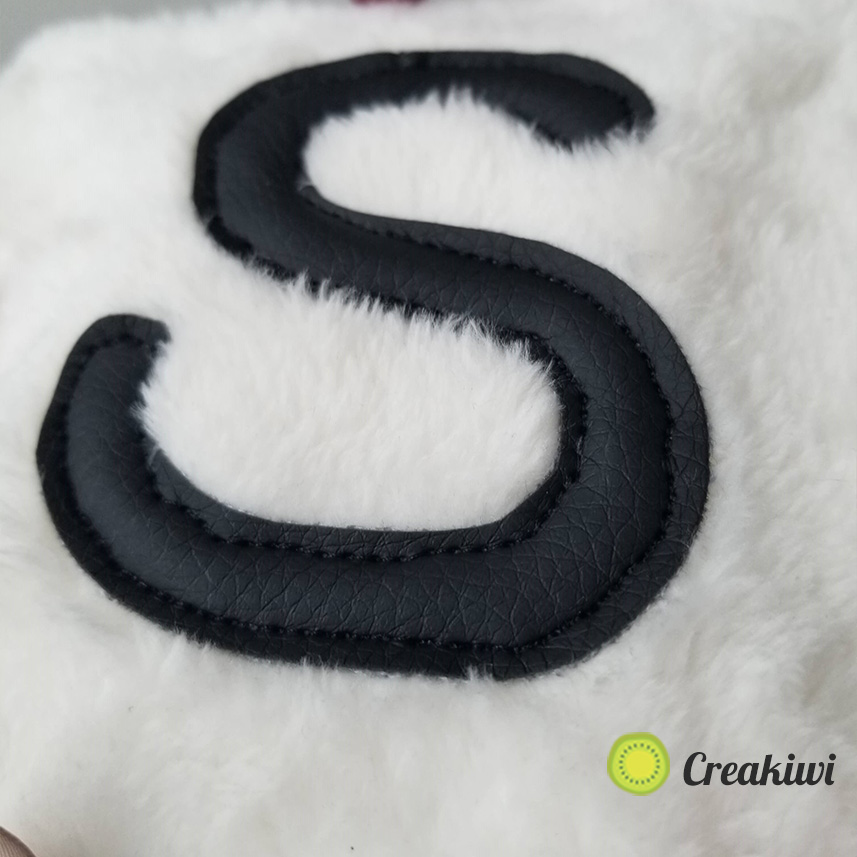 Un dé d'éveil personnalisé avec les initiales des parents