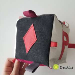 Un dé d'éveil personnalisé avec les initiales des parents