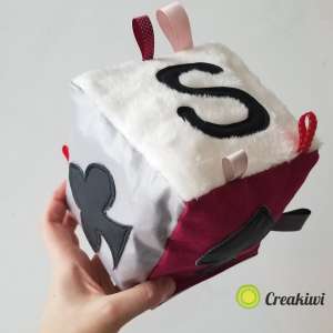 Un dé d'éveil personnalisé avec les initiales des parents