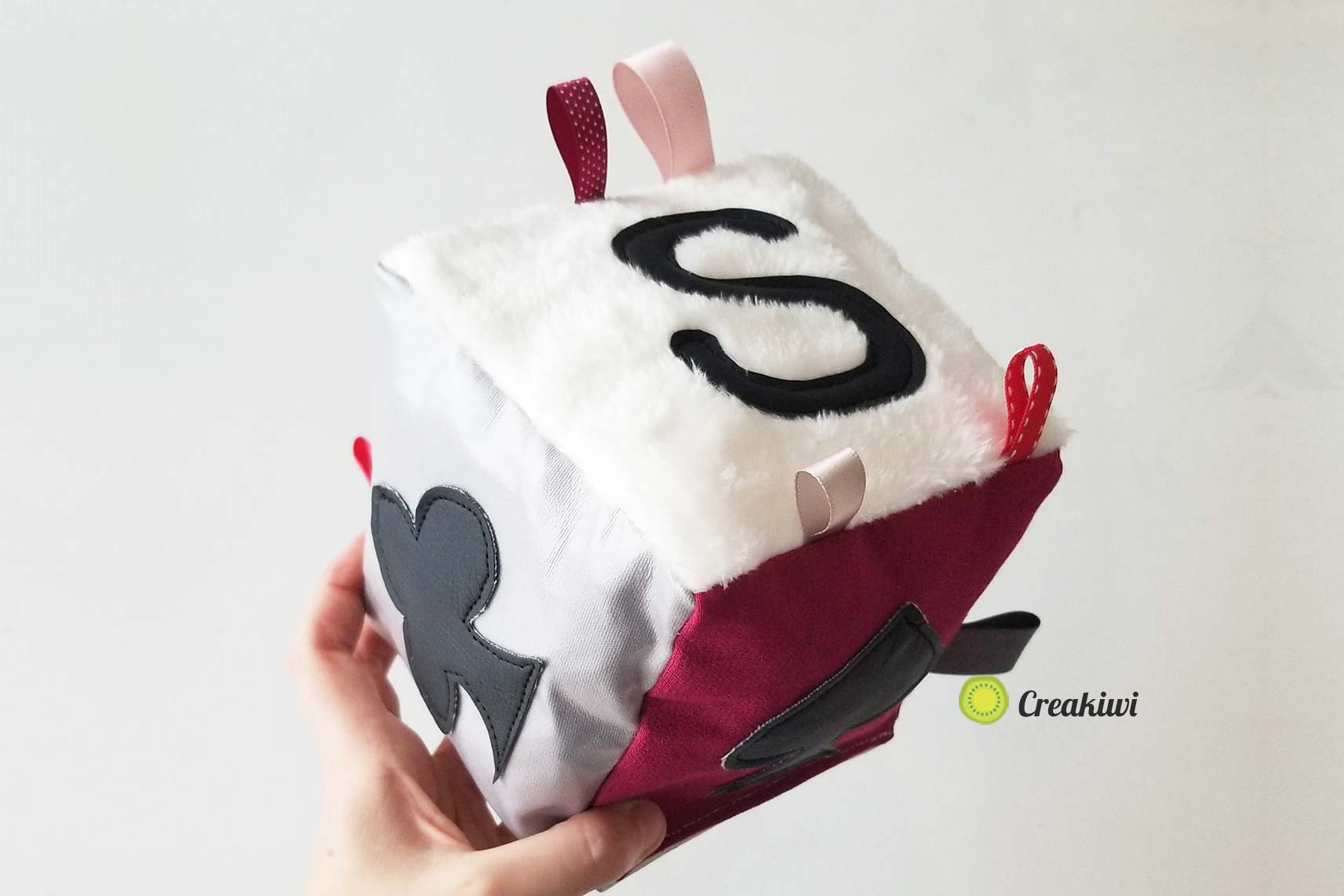 Un dé d'éveil personnalisé avec les initiales des parents