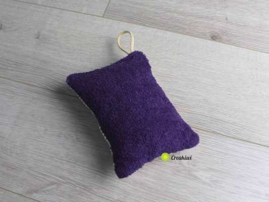 Eponge lavable violette et motif fleuri