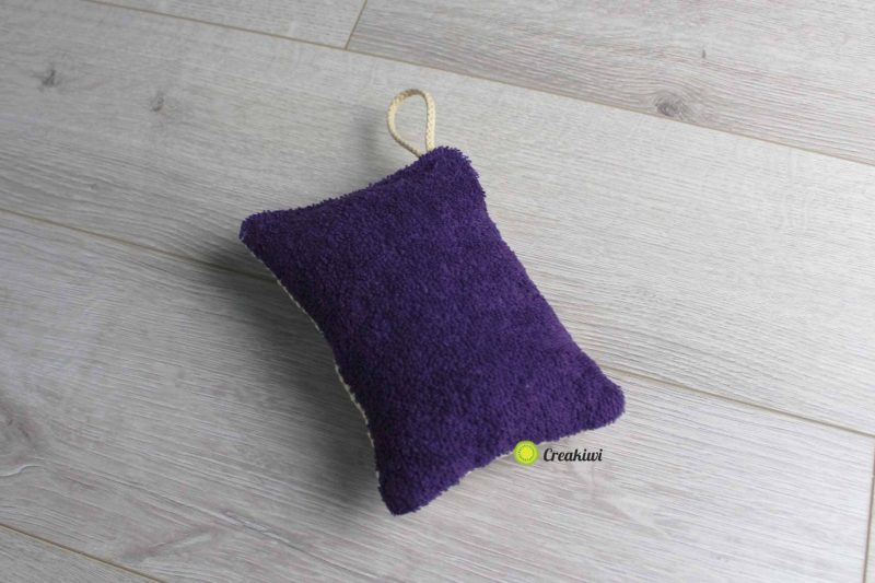 Eponge lavable violette et motif fleuri