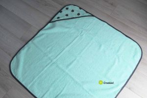 Cape de bain couleur vert d'eau et motif chat