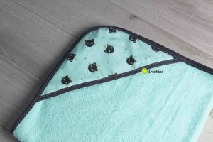 Cape de bain couleur vert d'eau et motif chat