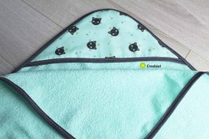 Cape de bain couleur vert d'eau et motif chat