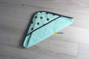 Cape de bain couleur vert d'eau et motif chat