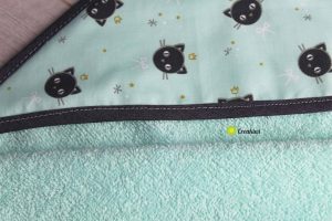 Cape de bain couleur vert d'eau et motif chat