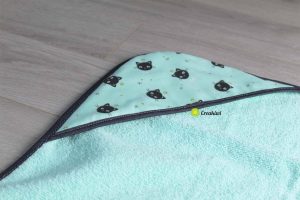 Cape de bain couleur vert d'eau et motif chat
