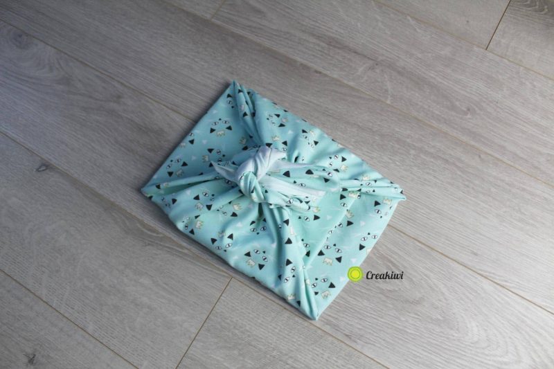 Furoshiki motif chats menthe à l'eau - Creakiwi emballage cadeau en tissu joli motif chat
