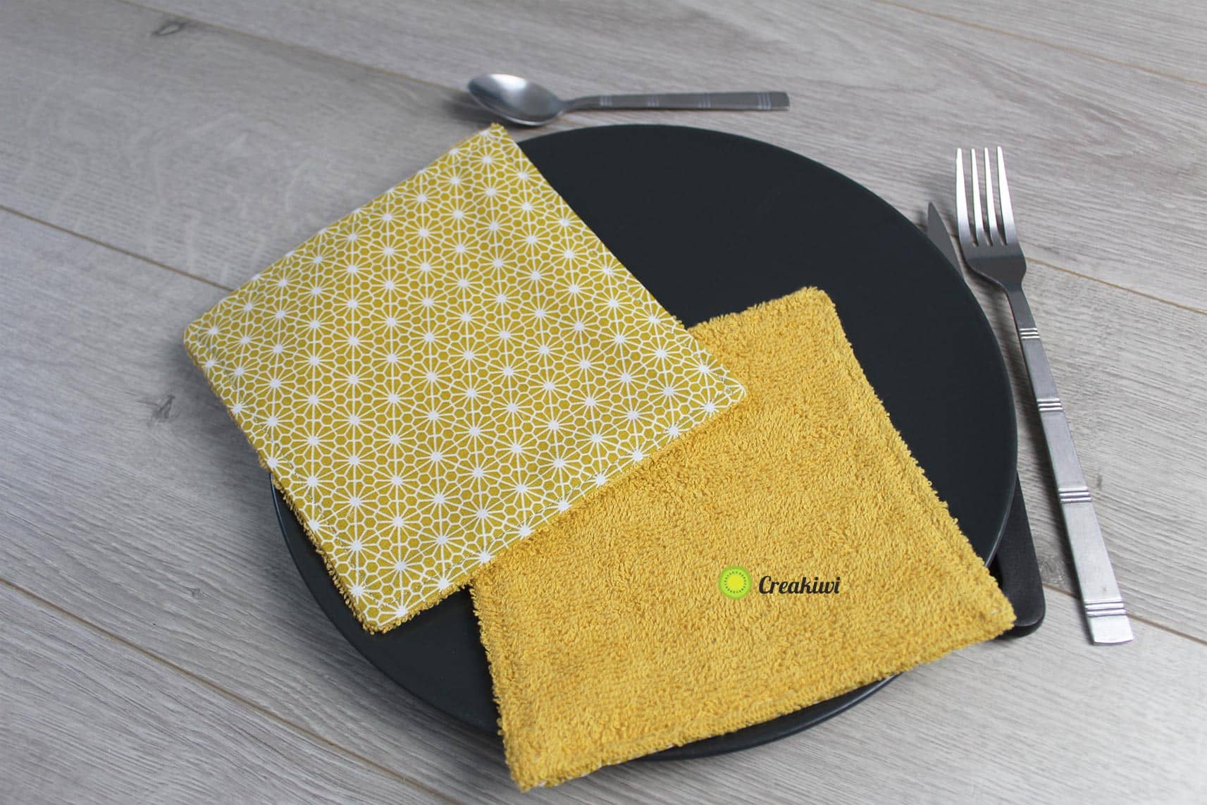 Minis serviettes de table dans les tons jaune moutarde