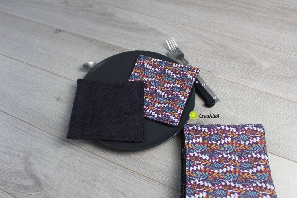 Lot de minis serviettes de table dans les tons violet fleuri