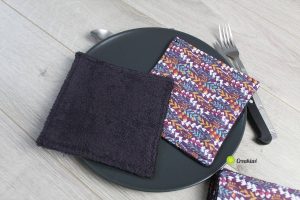 Lot de minis serviettes de table dans les tons violet fleuri