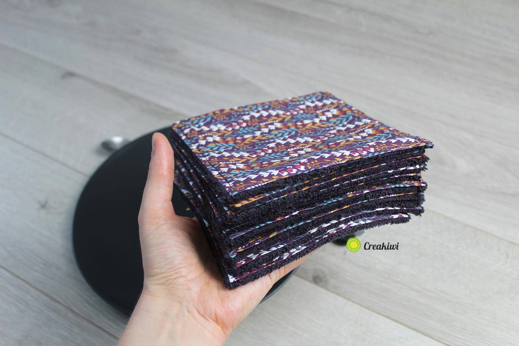 Lot de minis serviettes de table dans les tons violet fleuri