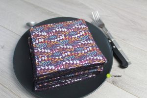 Lot de minis serviettes de table dans les tons violet fleuri