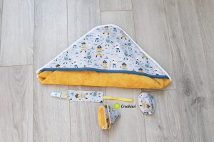 Le pack naissance composé d'une cape de bain, d'une attache tétine et de 3 tipipis