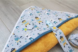 Le pack naissance composé d'une cape de bain, d'une attache tétine et de 3 tipipis