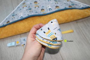 Le pack naissance composé d'une cape de bain, d'une attache tétine et de 3 tipipis