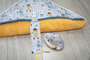 Le pack naissance composé d'une cape de bain, d'une attache tétine et de 3 tipipis