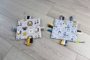 Des doudous plats carrés avec des étiquettes vraiment très doux ...