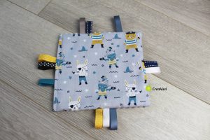 Doudou plat étiquettes lapins pirates bleu