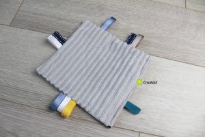 Doudou plat étiquettes lapins pirates bleu